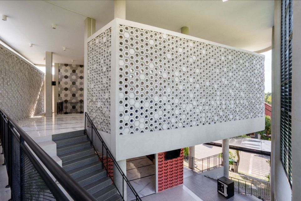 Honeycomb Mosque Takes Inspiration from Bees Philosophically and Physically