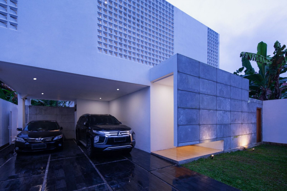 Candi Dukuh House Gives Expression to the Façade through the Use of Roster as Secondary Skin
