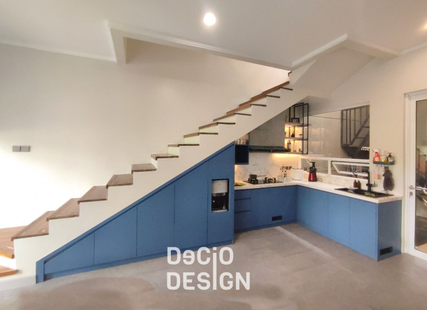 contoh memanfaatkan dapur sempit dari Decio Design