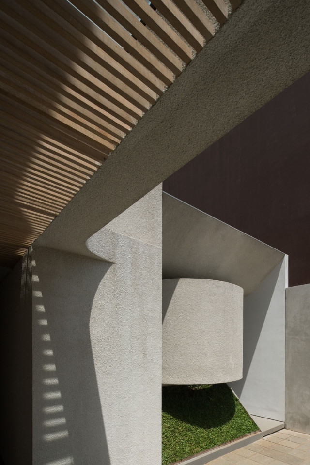 YD House Presents A Unique Half-moon Shaped Concrete Facade