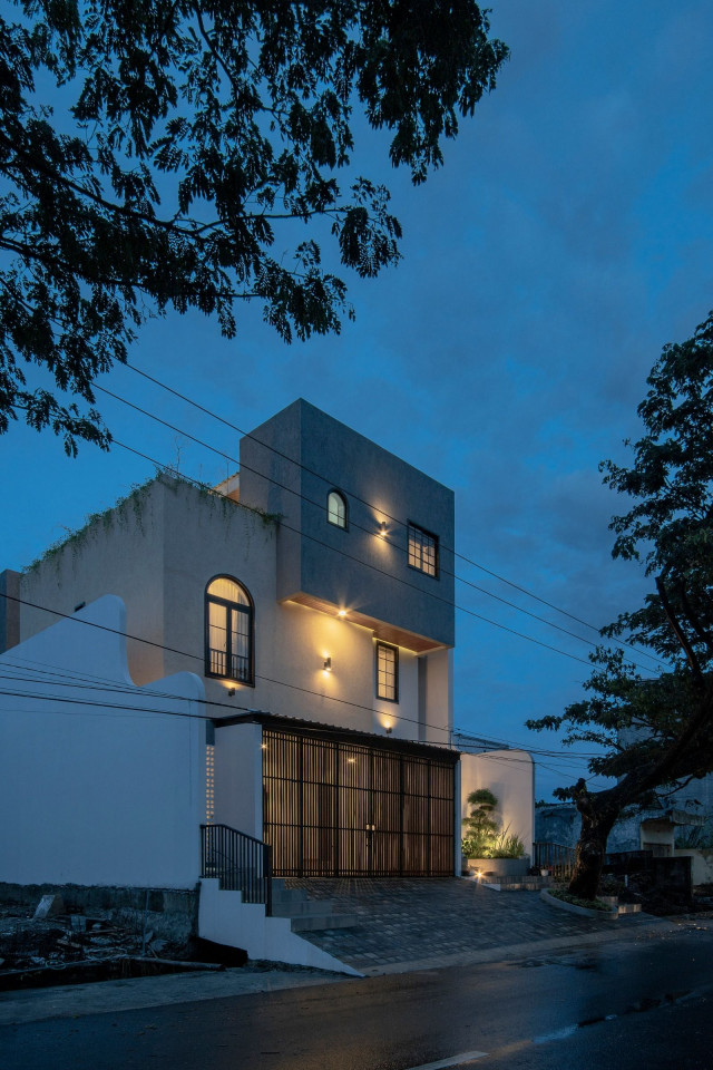 Rumah Sore 2 Gives Home to A Big Family with the Impression of Luxury in Simplicity
