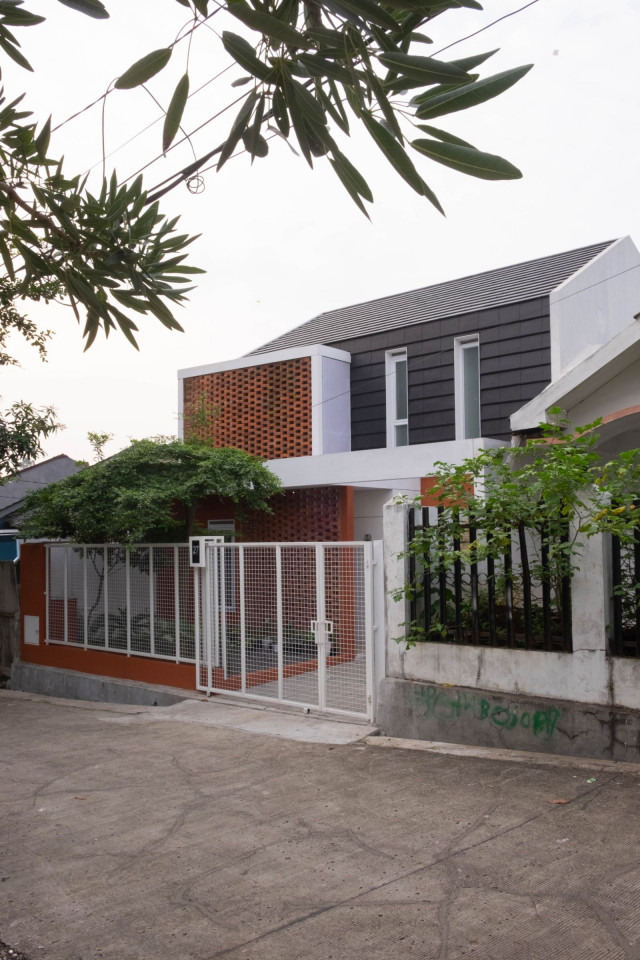 A House in Depok Saves Energy Efficiently Using Passive Design Strategies