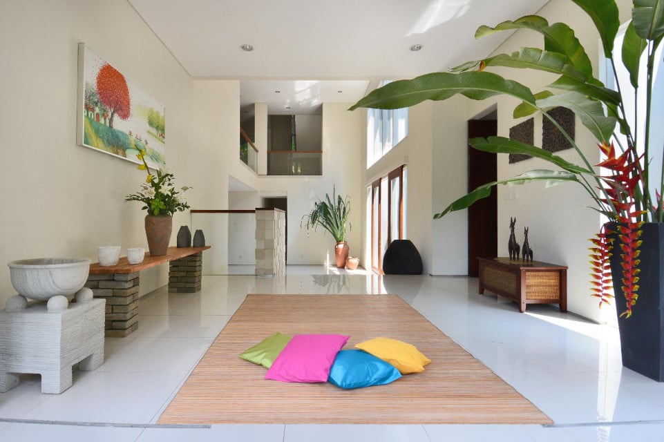 6 Inspirasi dan Tips Dekorasi Ruang Tamu Kecil yang Sederhana dan Tanpa Sofa