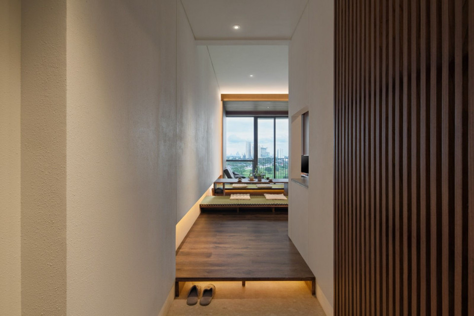 A Zen Living in A Compact Apartment with Ryokan Serenity