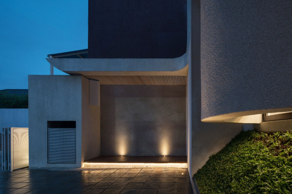 YD House Presents A Unique Half-moon Shaped Concrete Facade