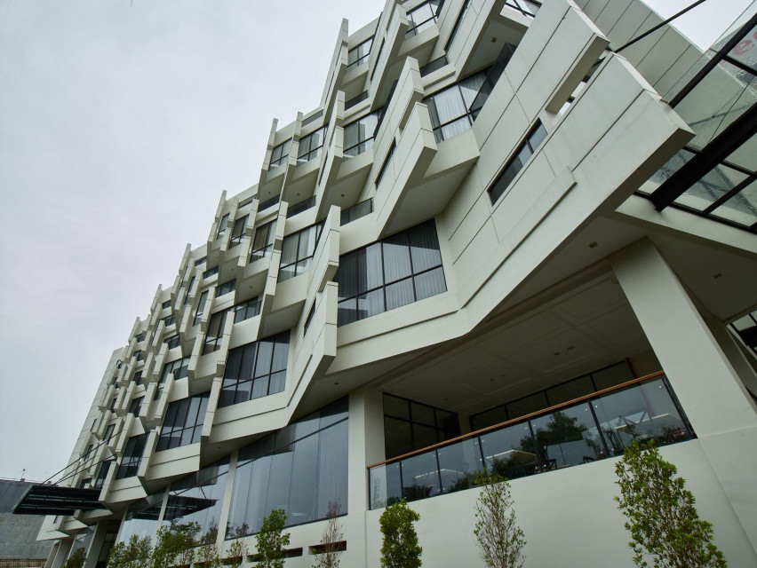 The Concrete Cantilever of Rivoli Hotel Forms A Passive Design